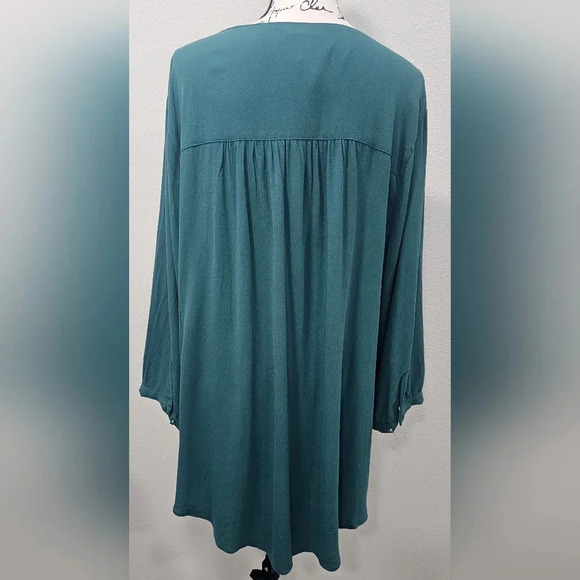 Torrid Women's Green Tunic Blouse Split V-Neck Curve Size 3 (3XL) NWT - Picture 3 of 12